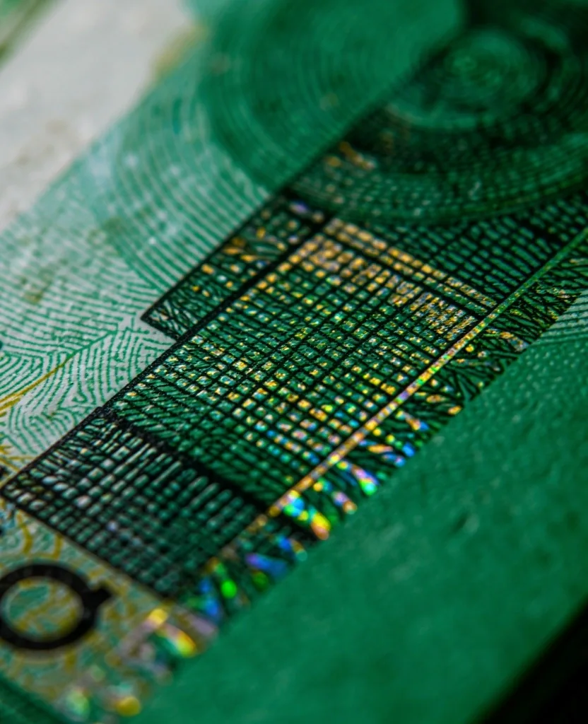 Textura macro de billete colombiano con hilo de seguridad